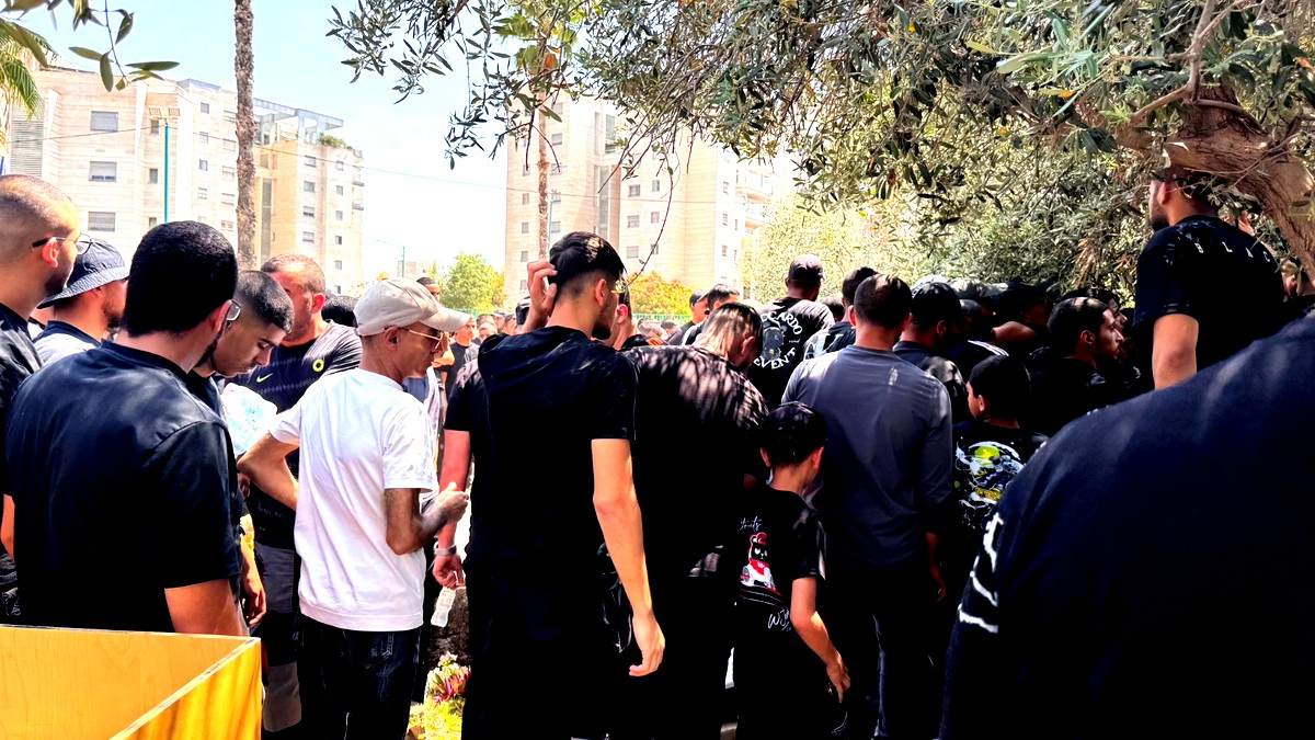 اللد: المئات يشيعون الشاب نور فريد موسى ضحية جريمة القتل الى مثواه الاخير