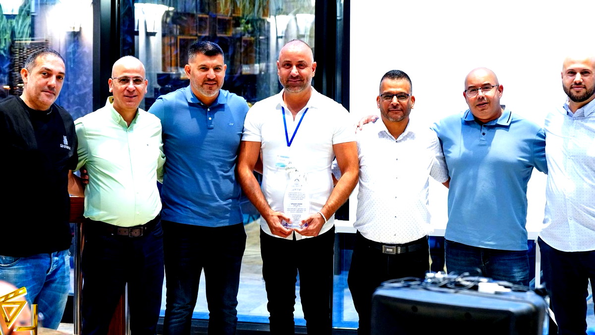 "تكريم المصالح التجارية المتعاونة والمٌساندة لمسيرة طلّاب القفزة عَمال" 