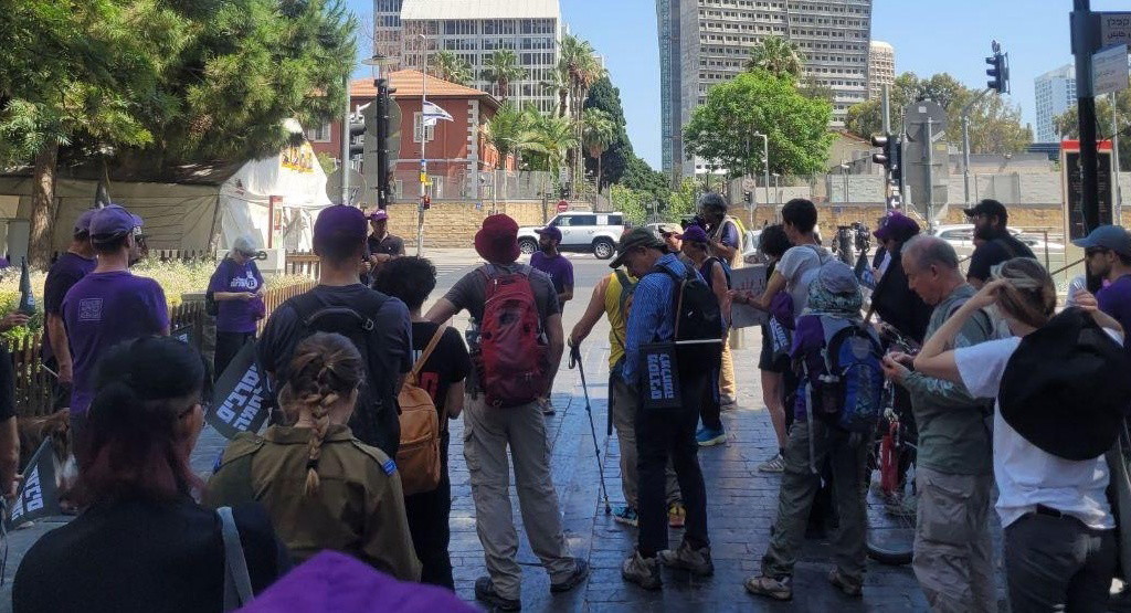 انطلاق مسيرة احتجاجية من تل أبيب إلى حدود غزة رفضًا للحرب