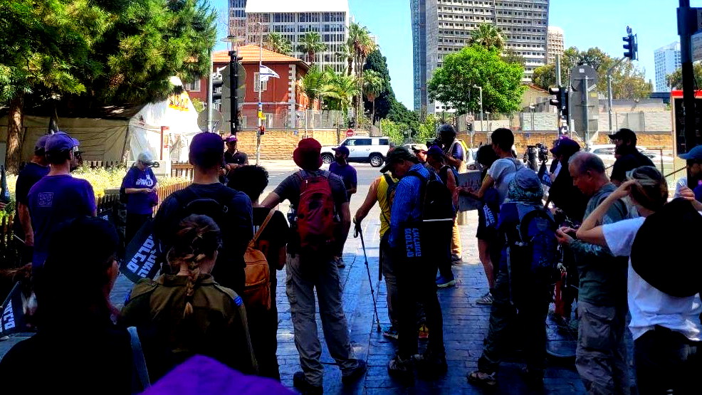 انطلاق مسيرة احتجاجية من تل أبيب إلى حدود غزة رفضًا للحرب