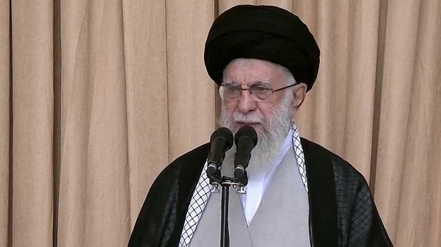 خامنئي يرد بحزم على واشنطن: ما علاقتكم بالملف النووي الإيراني؟