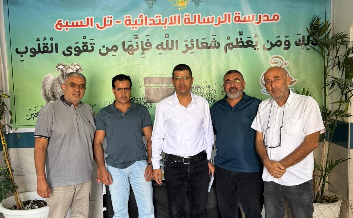 النائب وليد الهواشلة يزور مدرسة الرسالة في تل السبع بعد الاعتداء على طلابها في المسجد الأقصى
