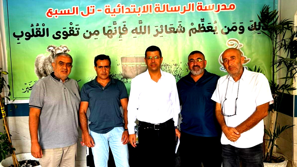 النائب وليد الهواشلة يزور مدرسة الرسالة في تل السبع بعد الاعتداء على طلابها في المسجد الأقصى