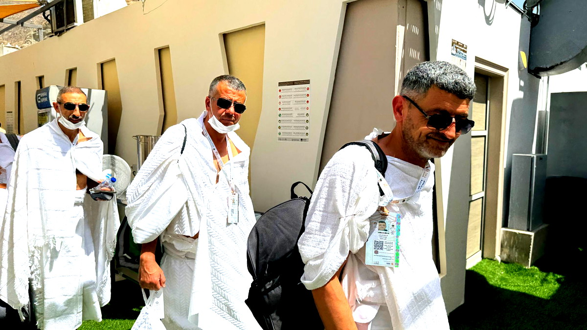 حجاج بيت الله الحرام يتوافدون إلى مشعر منى لقضاء يوم التروية