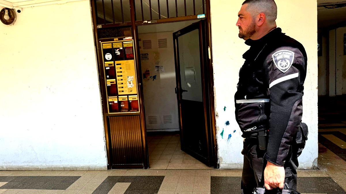 العثور على جثمان امرأة (53 عامًا) داخل شقة سكنية في بات يم واعتقال زوجها بشبهة الضلوع في الحادثة