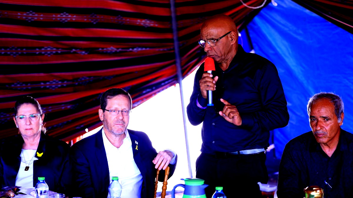 النقب: قضية هدم البيوت تطغى على تدشين رئيس الدولة لمنشأة الطاقة البديلة بقرية أبوقرينات