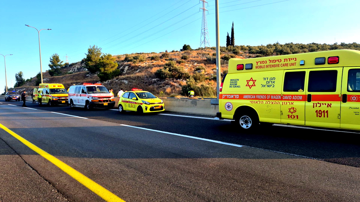 منطقة الضفة الغربية: مصرع سائق دراجة نارية إثر حادث طرق ذاتي على شارع 443 بالقرب من مفترق بيت حورون