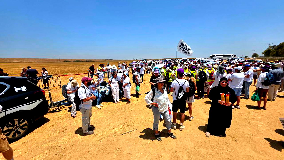 المسيرة انطلقت من تل أبيب واختتمت على حدود غزة .. عرب ويهود في مسيرة قرب حدود غزة لانهاء الحرب