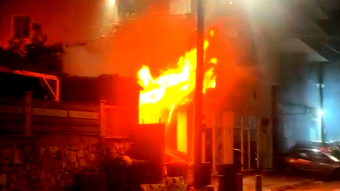 ام الفحم :  اخماد حريق شب في سيارتين بمنطقة تحيطها المنازل , نفوق حصان ولا إصابات بشرية