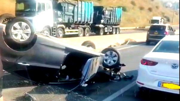 4 اصابات منها متوسطة جراء انقلاب سيارة على شارع 65 قرب أم الفحم 