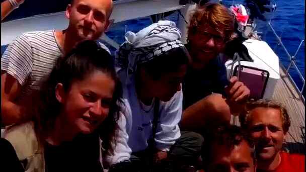 نشطاء على متن سفينة "مادلين" يبثون مقاطع تحمل رسالة لأهالي غزة بمناسبة عيد الأضحى