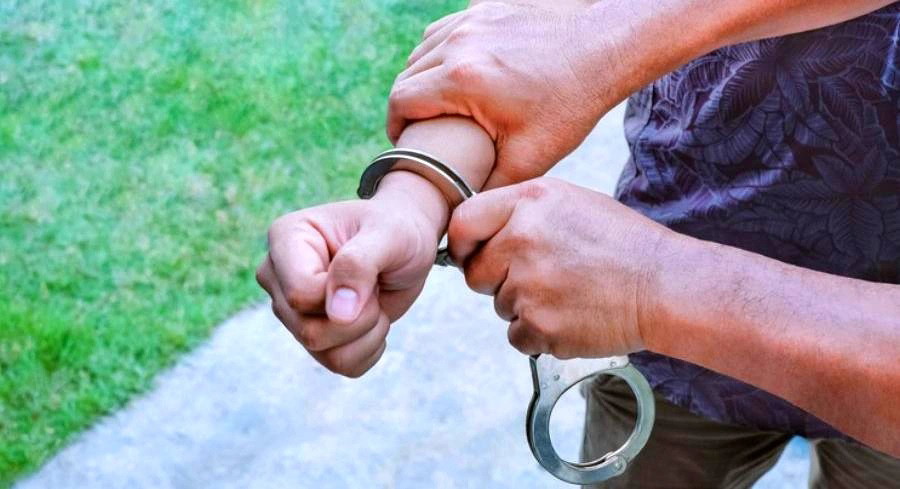 النقب: اتهام ثلاثة اشخاص بجرائم خاوة والابتزاز تحت التهديد