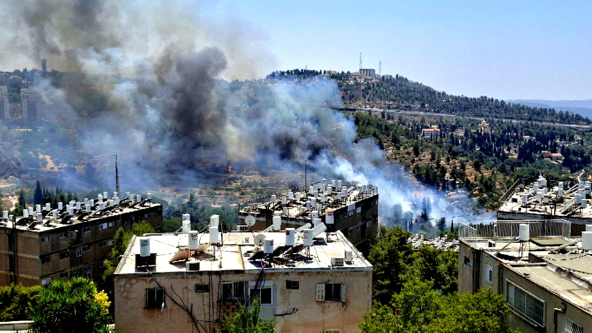 إندلاع حرائق كبيرة في أحراش ومناطق جبلية قرب عين كارم غرب مدينة القدس وطواقم الاطفاء بمساعدة الطائرات تعمل على اخمادها