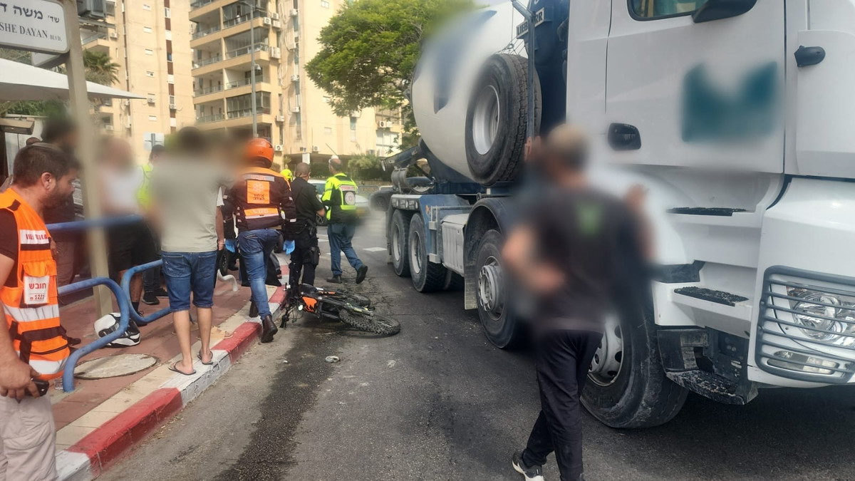 أشدود: إصابة خطيرة لسائق دراجة كهرائية (20 عامًا) إثر تعرضه لحادث دهس من قبل شاحنة