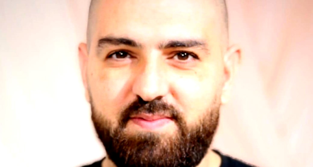 "أبوي بده إياني مهندس… وأمي بتحلم أكون دكتور!"