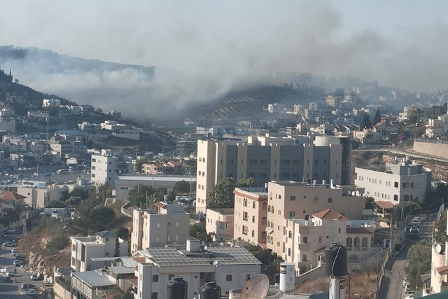 حريق كبير في منطقة مفتوحة بحي عين ابراهيم بام الفحم واخلاء سكان