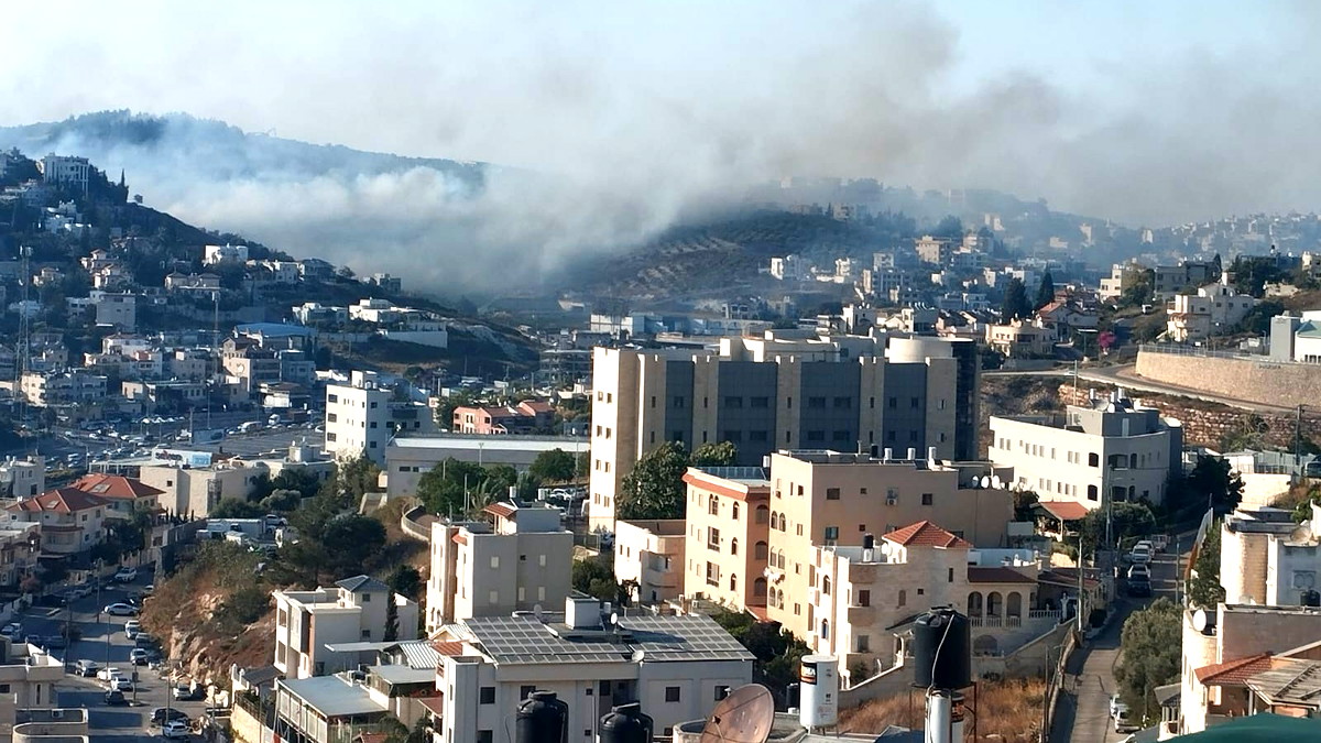 حريق كبير في منطقة مفتوحة بحي عين ابراهيم بام الفحم واخلاء سكان 