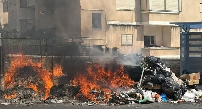 وزارتا البيئة والصحة: على اهالي الناصرة واكسال البقاء في منازلهم بسبب التلوث من حرائق النفايات