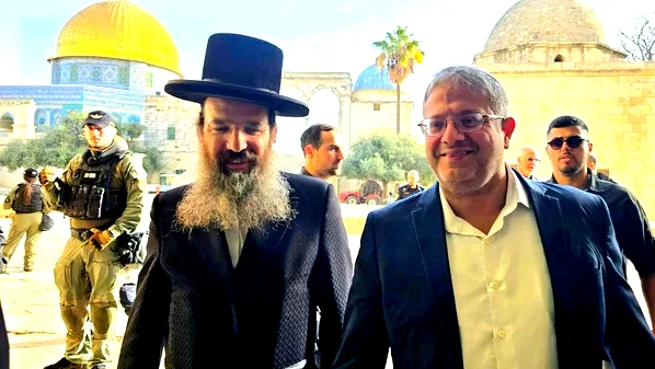 بن غفير يقتحم باحات المسجد الأقصى برفقة ضباط من الشرطة