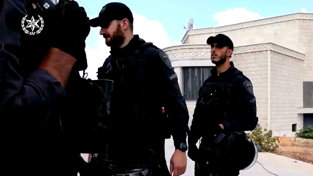 الشرطة "تمتثل" لقرار بن غفير ب"محاربة" الأذان في المدن المختلطقة وتحرر مخالفات لمساجد باللد والرملة