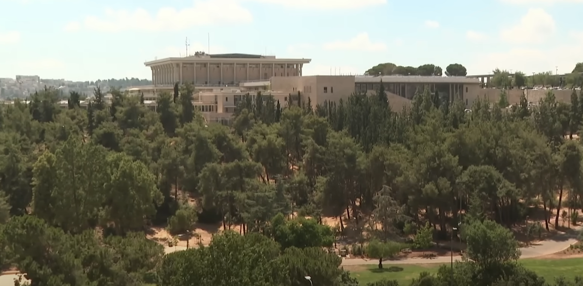 قانون تجنيد الحريديم الجديد في إسرائيل: إلزام بين 18 و26 عامًا وعقوبات تدريجية تشمل الأفراد والمؤسسات