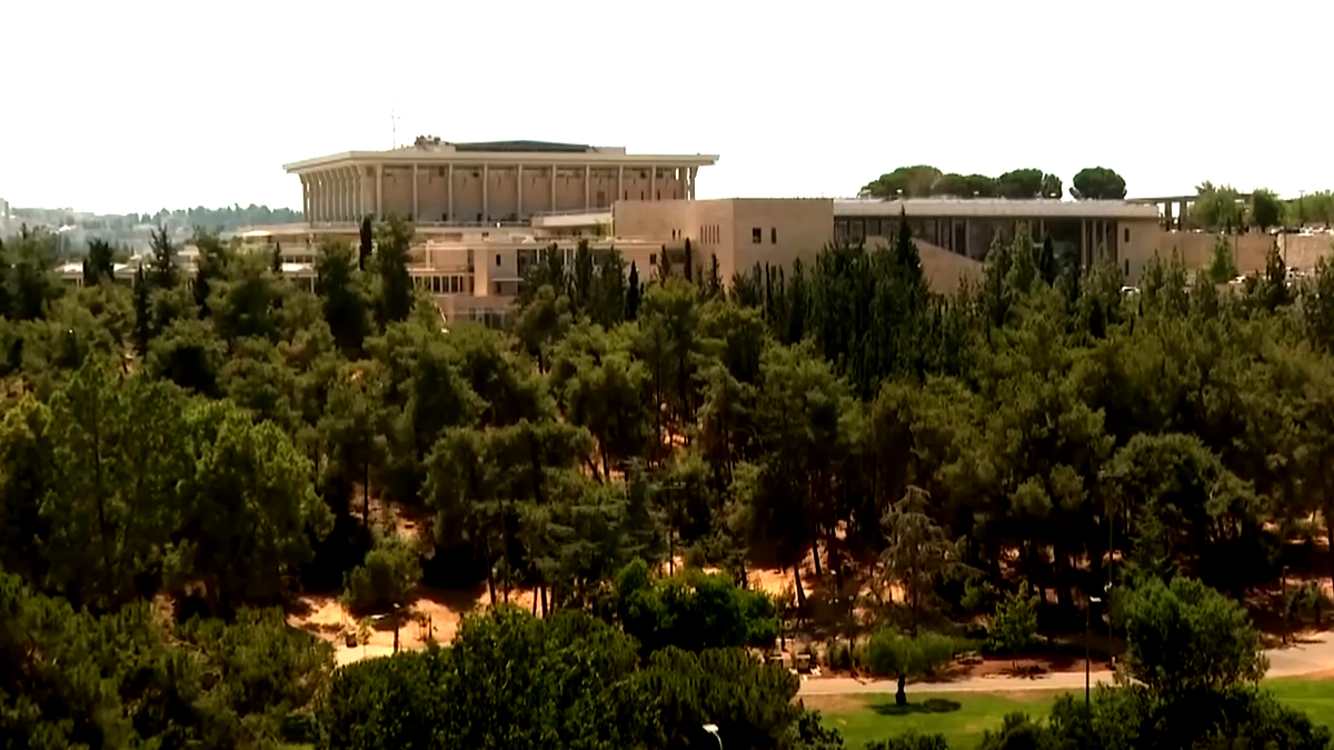 قانون تجنيد الحريديم الجديد في إسرائيل: إلزام بين 18 و26 عامًا وعقوبات تدريجية تشمل الأفراد والمؤسسات