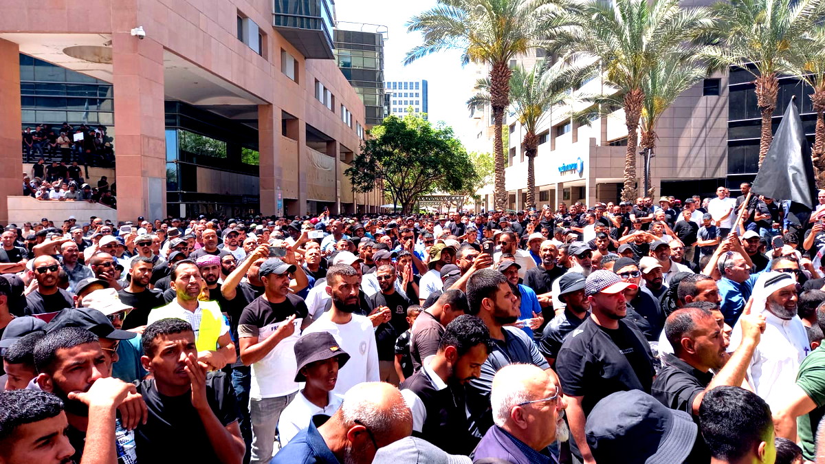 الآلاف في النقب يتظاهرون ضد هدم المنازل ومخططات الاقتلاع