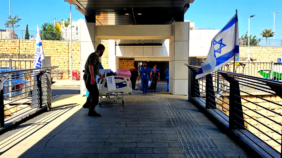 المركز الطبي تسفون: الانتهاء من نقل جميع المرضى إلى أقسام محمية