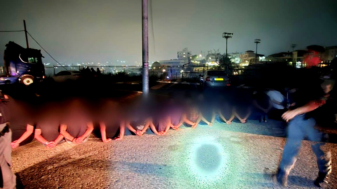 الشرطة:  إحباط قافلة فرح بالصواريخ في مدينة ام الفحم واعتقال 22 شابا