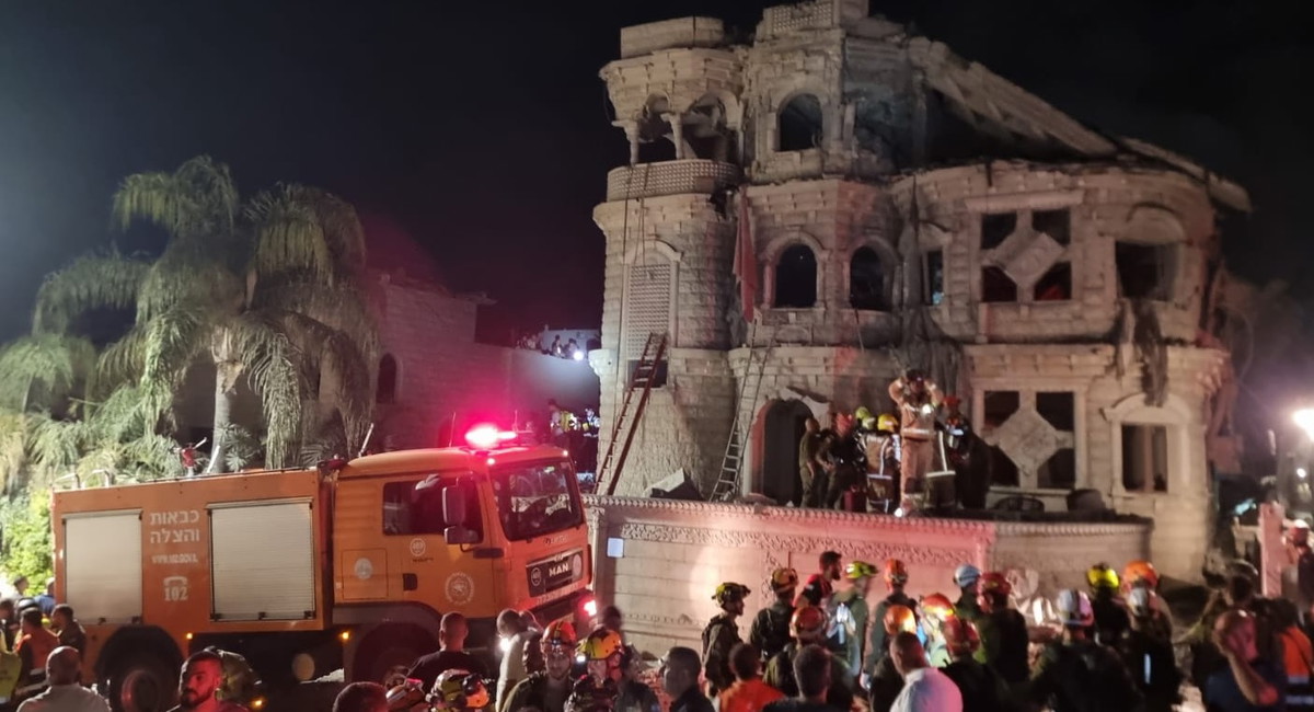 طمرة: مصرع 5 أشخاص من عائلة واحدة إثر سقوط صاروخ إيراني على منزل