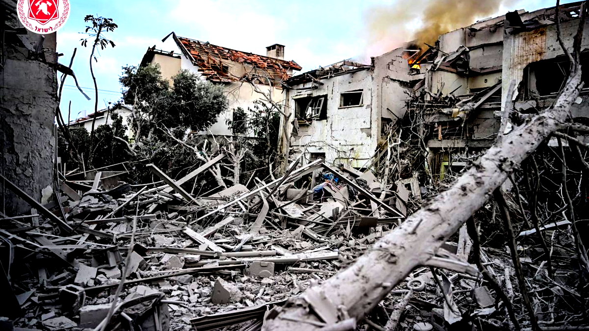 قتيلان وتخليص 13 عالقًا من تحت أنقاض مبنى أصابه صاروخ بشكل مباشر في مركز البلاد