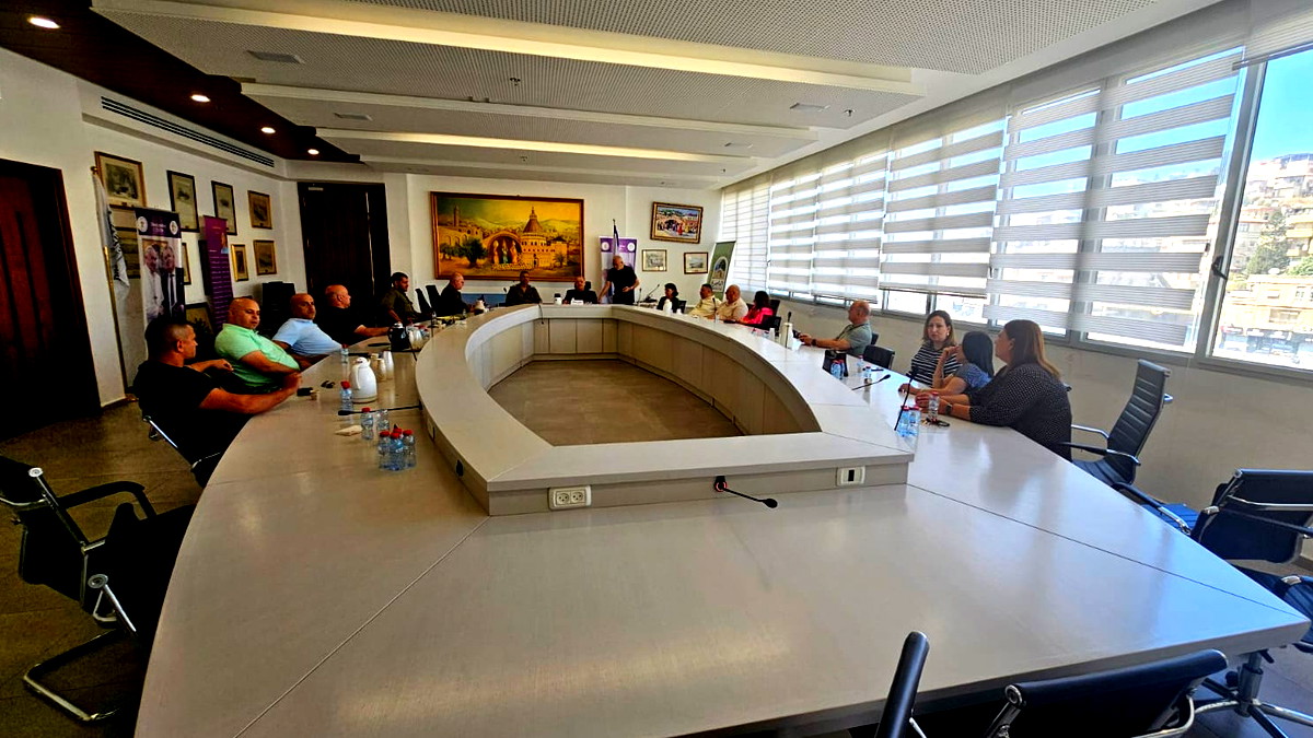 علي سلام رئيس بلدية الناصرة: شظايا صاروخ سقطت قرب المستشفى النمساوي , إحذروا ولا داعي للتجول