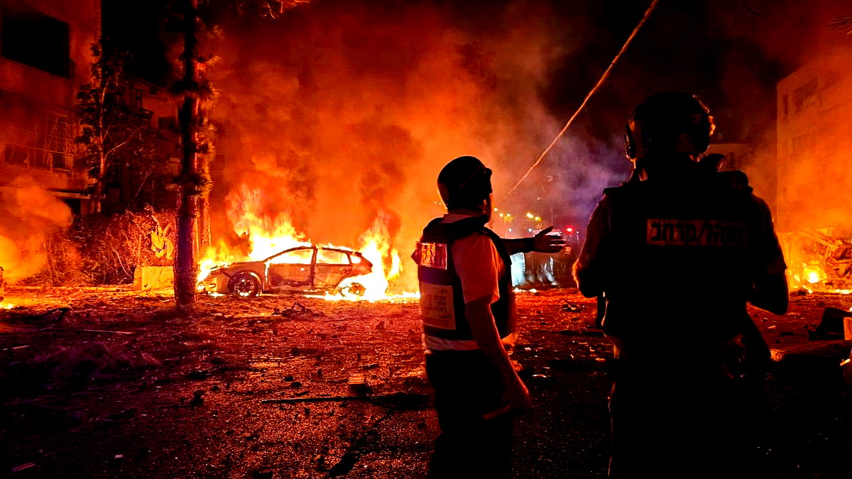 إصابات طفيفة وأضرار بسقوط صواريخ إيرانية في حيفا والمركز