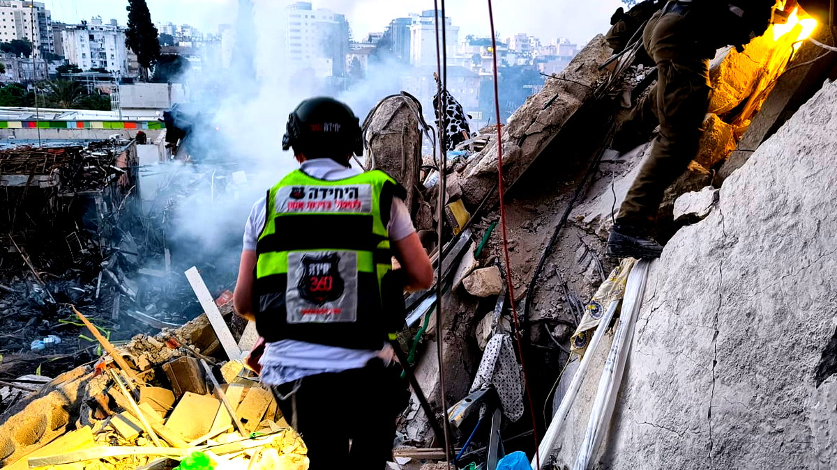 ارتفاع عدد القتلى في بات يام إلى 6:: انتشال قتيلين آخرين من المبنى المدمر، و18 مفقودًا