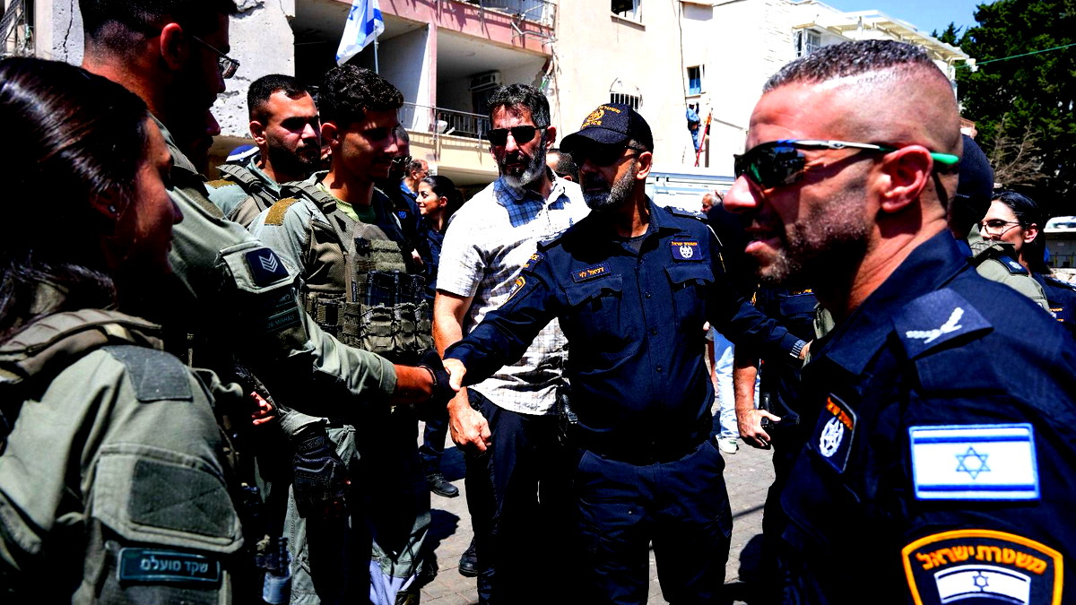 المفتش العام للشرطة يقوم بجولة ميدانية في مواقع سقوط الصواريخ للاطلاع عن كثب على جاهزية الشرطة مع باقي اجهزة الطوارىء