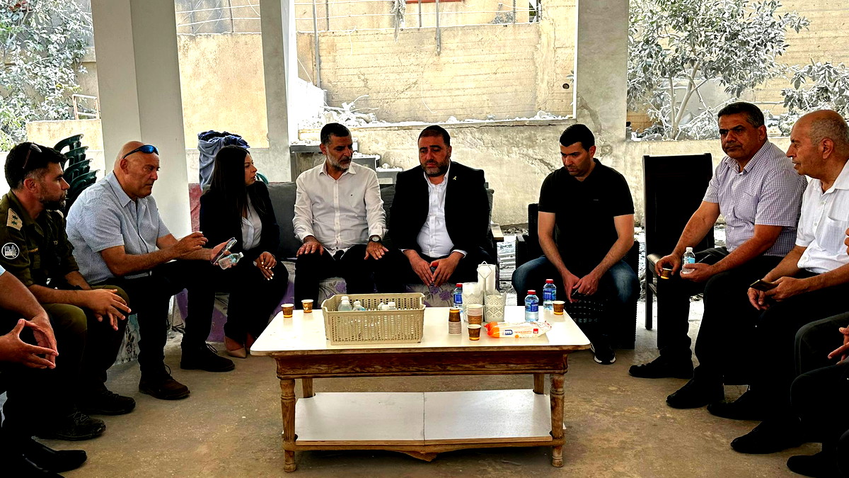 وزير الداخلية الإسرائيليّ موشيه أربيل يقدّم واجب العزاء لعائلة خطيب في طمرة ويؤكّد: الدّولة ملزمة بحماية مواطنيها كافة