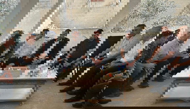 وزير الداخلية الإسرائيليّ موشيه أربيل يقدّم واجب العزاء لعائلة خطيب في طمرة ويؤكّد: الدّولة ملزمة بحماية مواطنيها كافة
