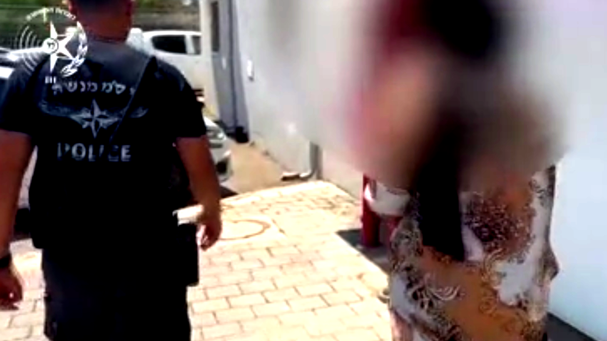 اعتقال سائقة من القدس في الثلاثين من عمرها على شارع 65 تقل مقيمين غير شرعيين احدهم كان مختبأ داخل صندوق السيارة