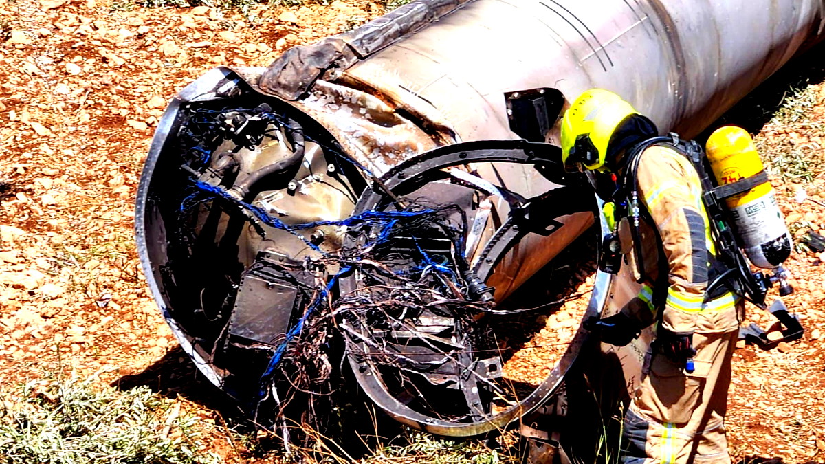 سقوط شظايا صاروخ باليستي في بستان زيتون بالجليل وطواقم  الإطفاء والإنقاذ تستنفر الى المكان