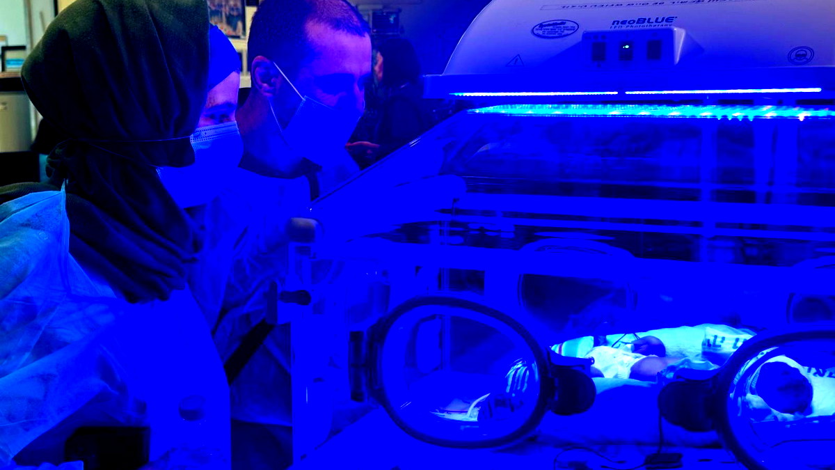 تحت الأرض وعلى خلفية صافرات الإنذار- الزوجان عيسى وآية بشير من الجديدة المكر يرزقان بثلاثة توائم في مستشفى رمبام