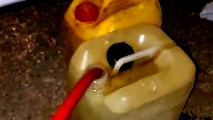 اعتقال قاصرين من النقب بشبهة سرقة وقود من حافلات تضررت جراء سقوط صاروخ في هرتسليا