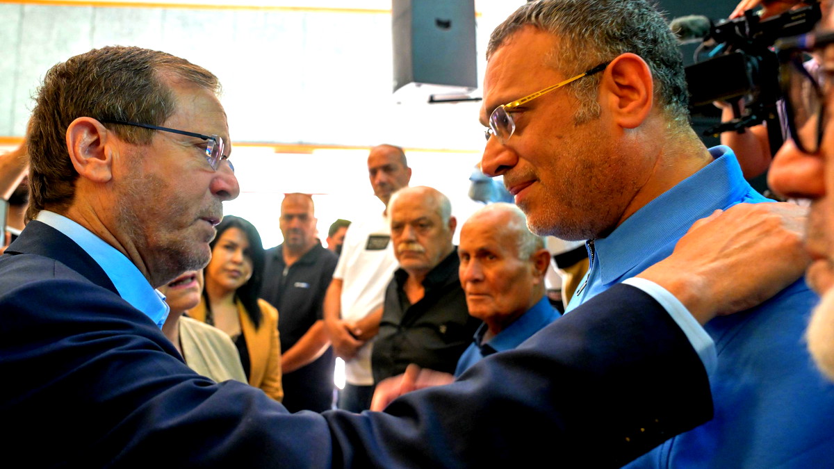 هرتسوغ يقدم واجب العزاء في طمرة: أدين بشدة المقاطع العنصرية التي تم تصويرها في تلك الليلة