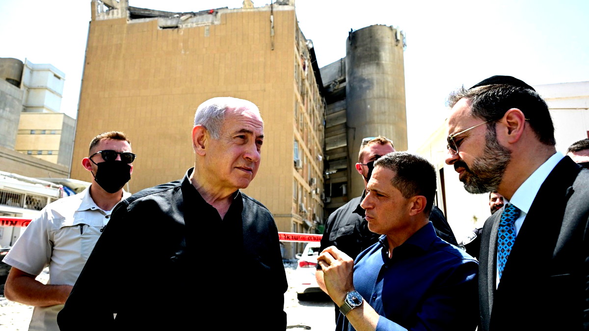 نتنياهو في مستشفى سوروكا: "نحن نضرب بدقة أهدافًا نووية وأهدافًا صاروخية، وهم يضربون جناحًا للأطفال في المستشفى"