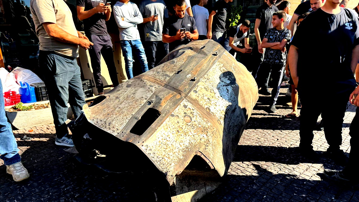 إطلاق رشقة صاروخية من ايران باتجاه شمال البلاد وسقوط شظايا في قرى ومدن عربية وانقطاع التيار الكهربائي عن بعضها