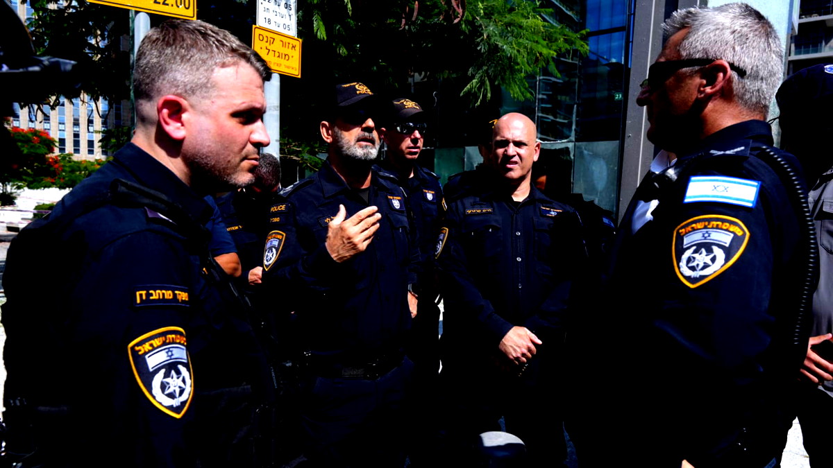 الشرطة: المفوض العام يتفقد موقع سقوط الصواريخ.. قواتنا تواصل عمليات الإنقاذ في أنحاء البلاد