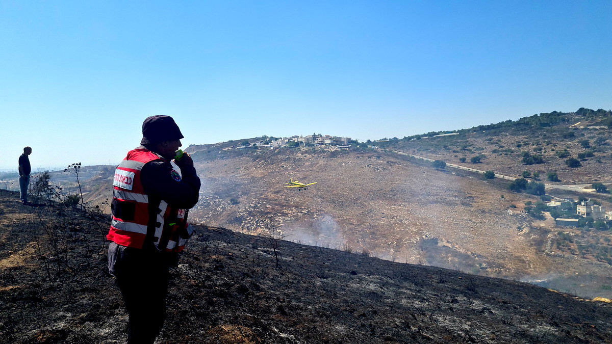 حريق ضخم في منطقة مفتوحة قرب بئر المكسور.. تدخل 8 طواقم إطفاء و4 طائرات لاحتواء الحريق