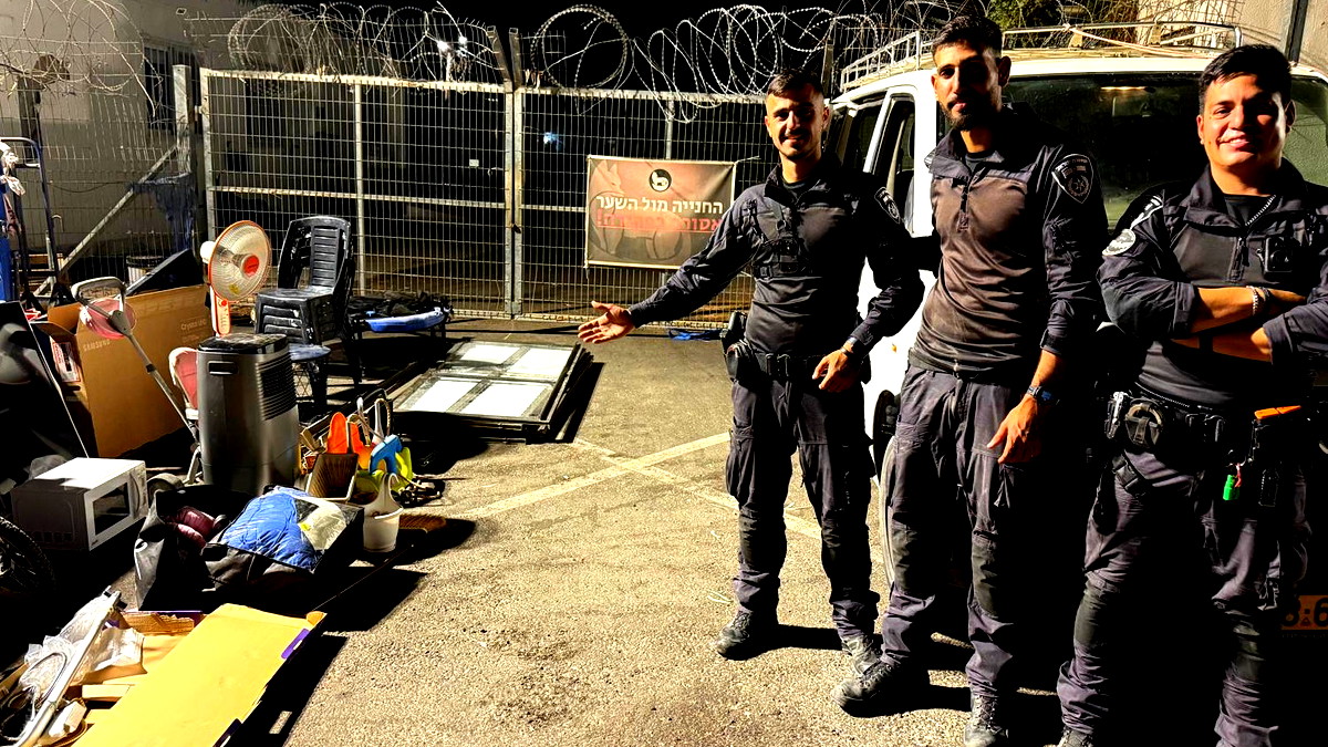 اعتقال شابين من النقب بشبهة السرقة من منازل تعرضت لسقوط صواريخ