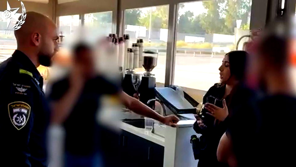 معالجة لحادثة رفض صاحب محل تجاري إدخال عائلة مع أطفال إلى منطقة محمية خلال إطلاق صفارات الإنذار