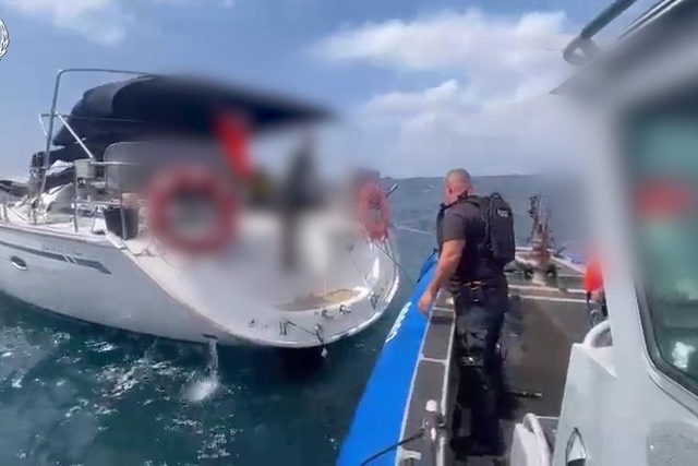 فيديو يحبس الأنفاس من داخل البحر في حيفا: تخليص قارب على متنه اسرائيليون عادوا به من قبرص الى البلاد بحراً
