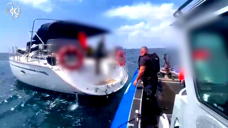 فيديو يحبس الأنفاس من داخل البحر في حيفا: تخليص قارب على متنه اسرائيليون عادوا به من قبرص الى البلاد بحراً 